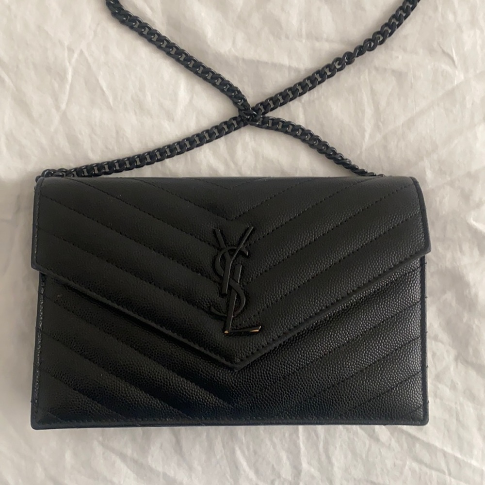 ENVELOPE CHAIN WALLET IN GRAIN DE POUDRE